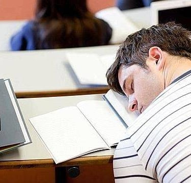 étudiant qui dort sur son bureau en classe