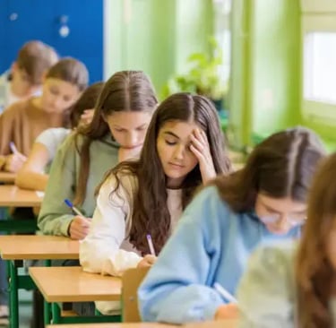 jeunes qui passent un examen écrit en classe