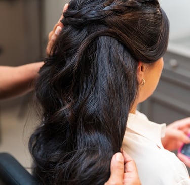 mulher fazendo penteado no cabelo