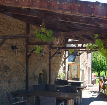 Terrace of the restaurant at Hotel Camping sur Yonne