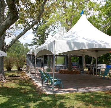 Carpa 20x40 en el patio de una casa, en el paso