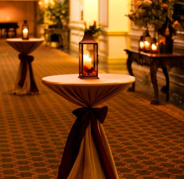 Mesa de coctel decorada con una vela, mantel decorativo, para eventos en el paso texas