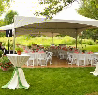 Carpas 20x40 con sillas, mesas redondas, y mesas de coctel