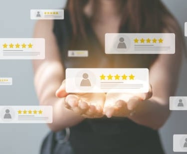 une femme présente différentes étiquettes avec des avis clients 5 étoiles