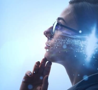 femme qui est en pleine réflexion