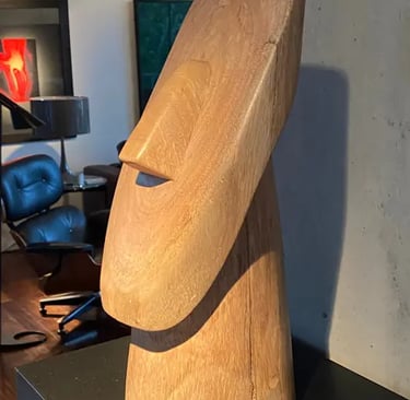 Escultura de madera curada por Basenses para uno de sus proyectos de diseño sensorial