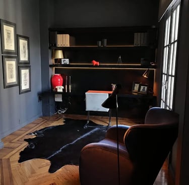 Escritorio diseñado con los cinco sentidos, de estilo moderno y acogedor. 