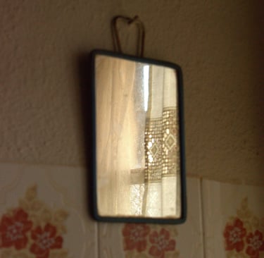 Ons portugees huisje, spiegel aan de wand