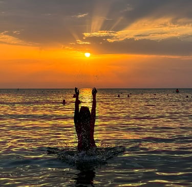 Persona disfrutando un atardecer en el mar en Malta