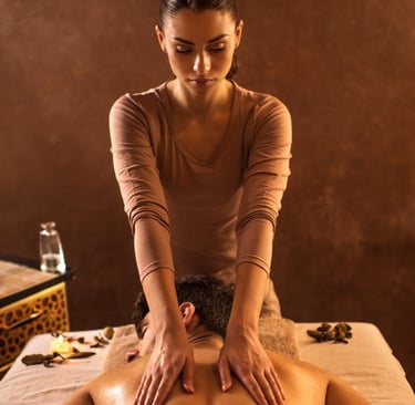 Terapeuta profesional realizando un masaje relajante con aceites en la espalda de un hombre