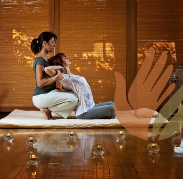 Masaje tailandés tradicional con estiramientos asistidos realizado en tatami, técnica de Thai Yoga