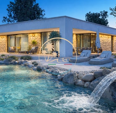 piscina naturale con rocce e spiaggia