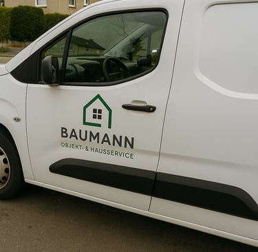 Arbeitsbus von Baumann Objekt- & Hausservice mit Logo drauf