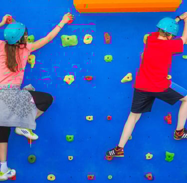niños practicando escalada