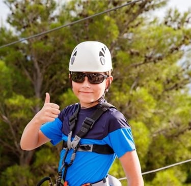 Niño equipado para lanzarse en tirolina