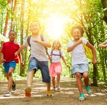 niños corriendo en un camino de tierra