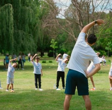 niños haciendo gimnasia con un monitor