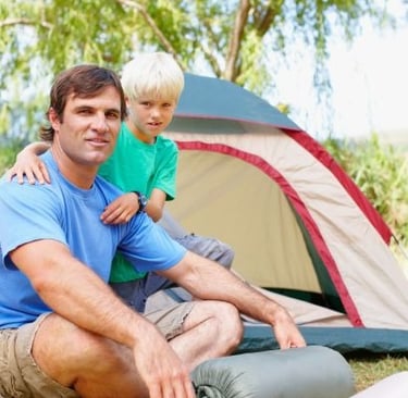 Padre e hijo de campamento