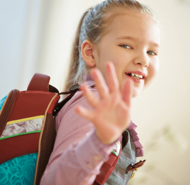 Niña diciendo adios con la mano