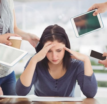 persona saturada por los dispositivos electrónicos