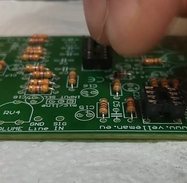 Digital echo chamber kit. Placing IC socket.
