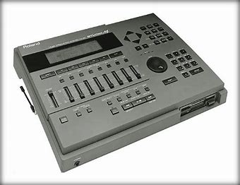 Roland MV-30: Digital rompler workstation.