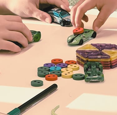 dos_niños_realizando_en_clase_emoziona2_dinamica_grupo