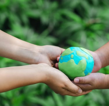 2 kinderen die een wereldbol vasthouden en milieuvriendelijkheid uitbeelden