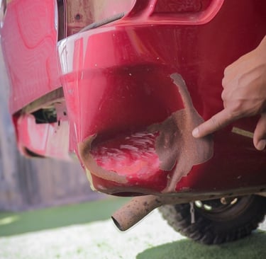 Camioneta roja abollada y deteriorada por choque y abandono 