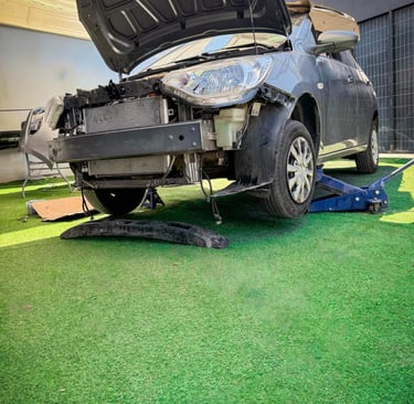 Auto en proceso de cambio de parachoque y pintado