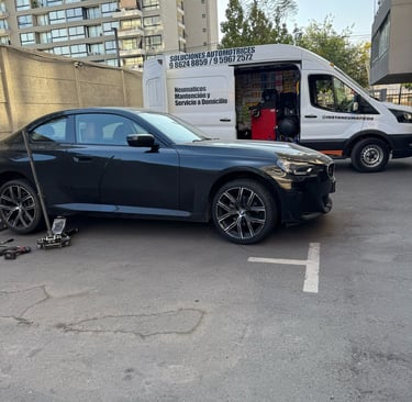 Auto de alta gama con neumáticos recién cambiados