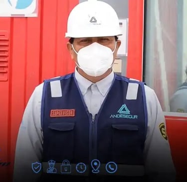 Supervisor de seguridad empresarial realizando control preventivo para reducir riesgos de extorsión