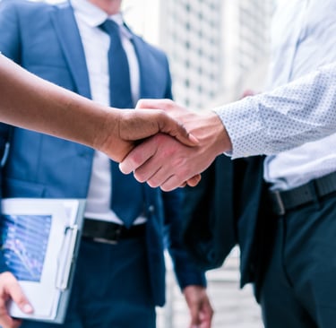 médico apertando a mão de consultor