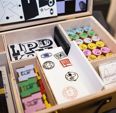 The suitcase is open. Inside, you can see many educational elements. 