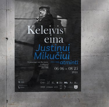 Plakatas priklijuotas ant sienos. Plakate panaudota juodai balta Naujokaičio nuotrauka: Mikutis pozuoja su dalgiu rankoje. P