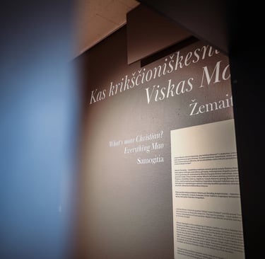 Išdidinta teksto ant kartono nuotrauka.
