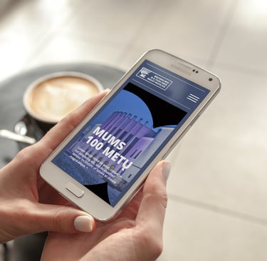 Mobile phone in hand with a view of the Museum's website.