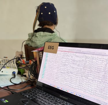 Personne avec le casque pour enregistrement EEG