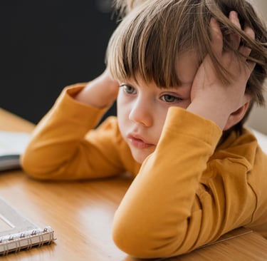 photo presentant un enfant face  à des difficultés d'apprentissage