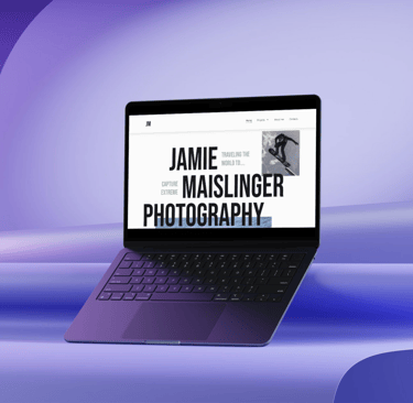 Ordinateur sur fond violet 