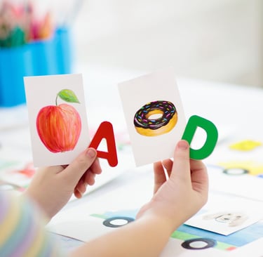 KOrijeni Buchstaben mit Bildern