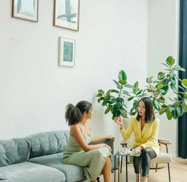 Deux femmes assises dans un salon
