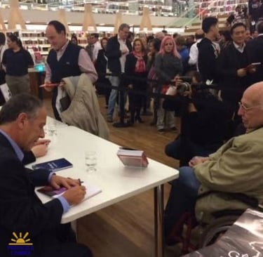 Dr. Walter Feldman autografando libro en homenaje al Dr. Cícero Coimbra.