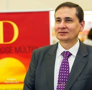 Fotografía de Dr. Cícero Coimbra sonriendo, el gran homenajeado de la noche.