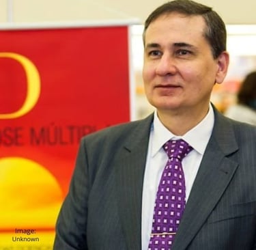 Photograph of Dr. Cícero Coimbra smiling, the great honoree of the night.