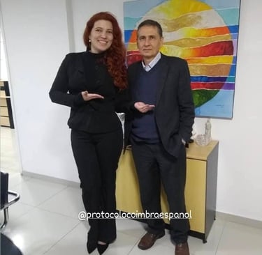 Dr Cicero Galli Coimbra y su paciente em consulta médica