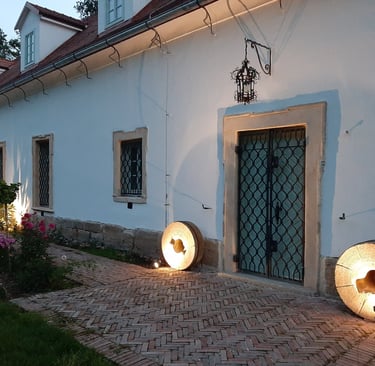 Ideální místo pro svatbu nedaleko Prahy. Oslava na statku. Statek u Prahy.