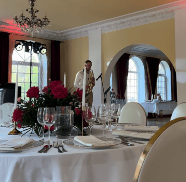 Saksofono muzika pasitinkant svečius šventės vietoje