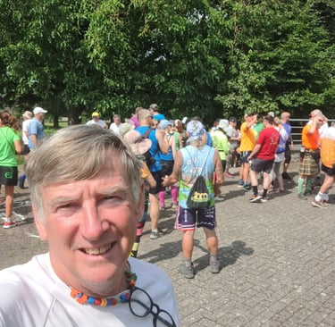 A group of hashers before a trail