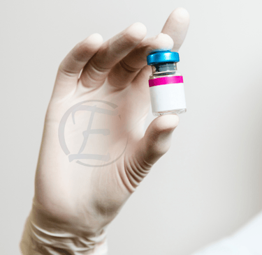 Vidro de botox segurado por uma biomédica